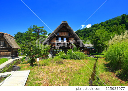 [Gifu Prefecture] The Gassho-style Wada Residence in Shirakawa-go on a sunny day 115025977