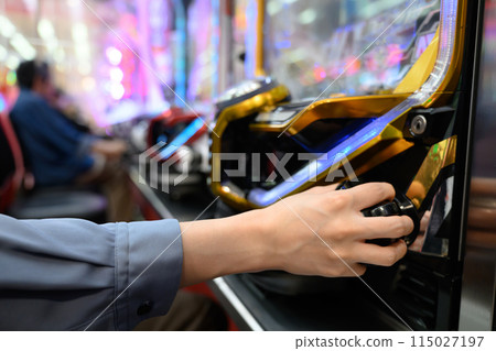 人們在彈球機上玩耍 人們在彈球機上玩耍 115027197