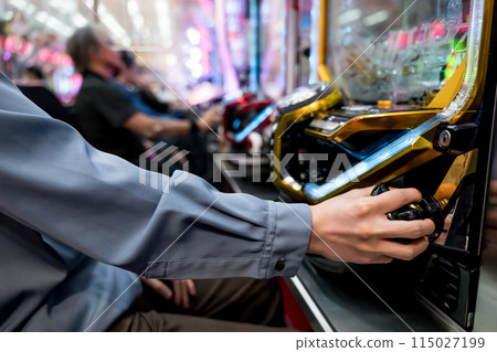 人們在彈球機上玩耍 115027199