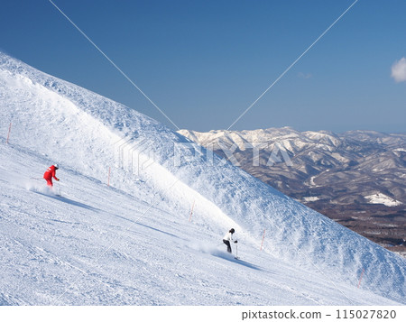 滑雪者在新雪谷東急格蘭比羅夫頂級國王滑雪場滑雪 115027820