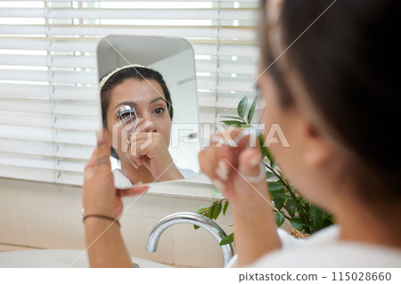 Woman Curling Lashes Woman Curling Lashes 115028660