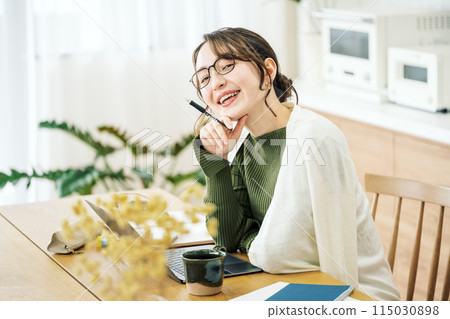 女人在家做遠程辦公 女人在家做遠程辦公 115030898