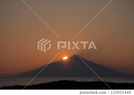 夕陽在利尻山的影子下落下 夕陽在利尻山的影子下落下 115031440
