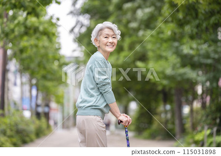 一位微笑的資深婦女 一位微笑的資深婦女 115031898