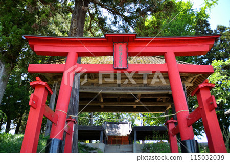 群馬縣沼田市八形原町的能量景點筱尾神社的紅色鳥居 群馬縣沼田市八形原町的能量景點筱尾神社的紅色鳥居 115032039