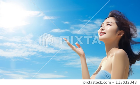 沐浴在夏日陽光下的健康女人 115032348