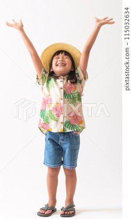 暑假：穿著阿羅哈襯衫的微笑女孩舉起雙手，欣喜若狂 115032634