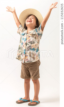 暑假:穿著阿羅哈襯衫的微笑女孩舉起雙手,欣喜若狂 暑假:穿著阿羅哈襯衫的微笑女孩舉起雙手,欣喜若狂 115032635