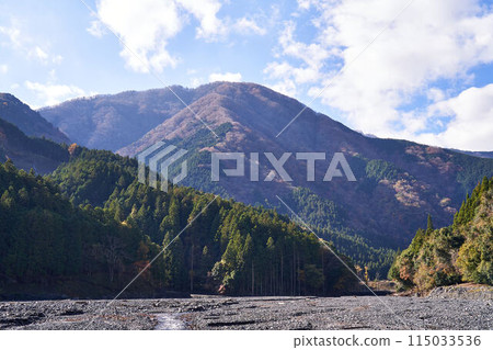 Autumn leaves upstream of the Oshiro River Sabo Dam, Yamanashi Prefecture Autumn leaves upstream of the Oshiro River Sabo Dam, Yamanashi Prefecture 115033536