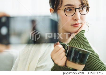 一個女人在智能手機上拍照 一個女人在智能手機上拍照 115033742