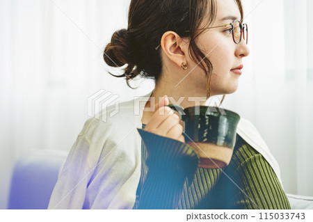 一個女人在家喝咖啡的簡介 115033743