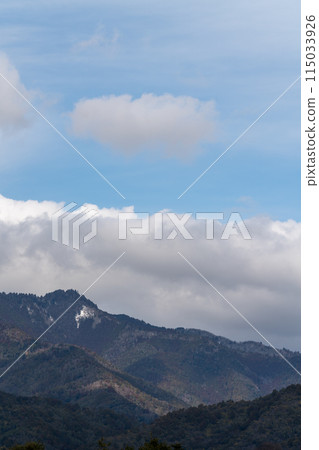 雪山和冬天的天空 115033926