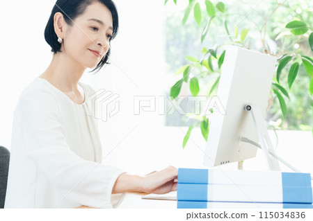 認為在辦公室的女商人 認為在辦公室的女商人 115034836