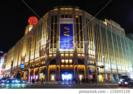 夜晚的新宿三丁目十字路口伊勢丹新宿店 115035139