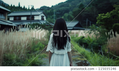 一個女人沿著鄉村小路行走的恐怖風格形象 一個女人沿著鄉村小路行走的恐怖風格形象 115035146