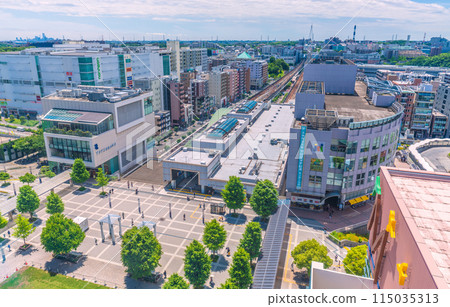 日本橫濱的城市景觀 中央北站、中央南站（屏幕背面）、港未來等的景色映照在新鮮的綠色植物中 115035313