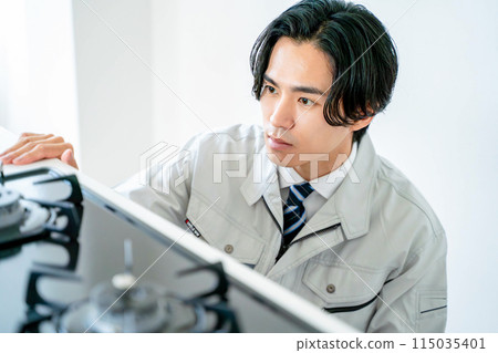 Businessmen in work clothes 115035401