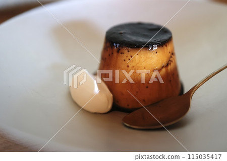 Pudding with cream 115035417