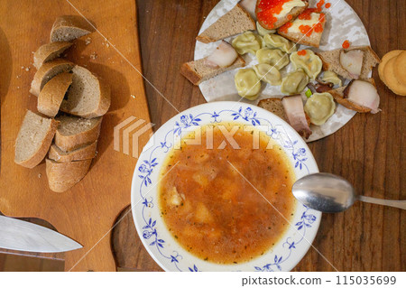 [Ukraine] Home-cooked dishes such as soup, bread, and pork fat eaten in Chernigiv 115035699