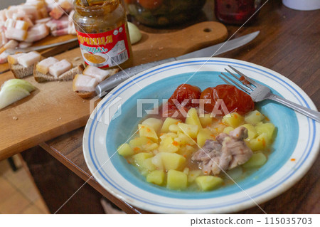 【烏克蘭】切爾尼戈夫吃的馬鈴薯雞湯、豬油等家常菜 【烏克蘭】切爾尼戈夫吃的馬鈴薯雞湯、豬油等家常菜 115035703