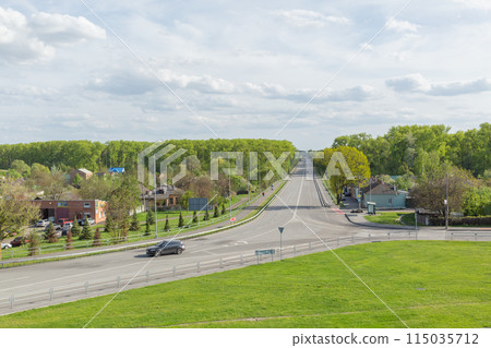 [Ukraine] A highway surrounded by green forests on the outskirts of Chernihiv and cars traveling on it 115035712