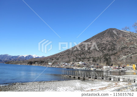 奧日光中禪寺湖和男體山的冬季景色 115035762