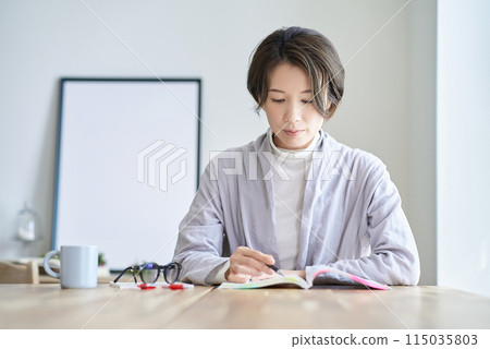 靠文字學習的女人 靠文字學習的女人 115035803