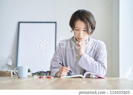 靠文字學習的女人 靠文字學習的女人 115035805