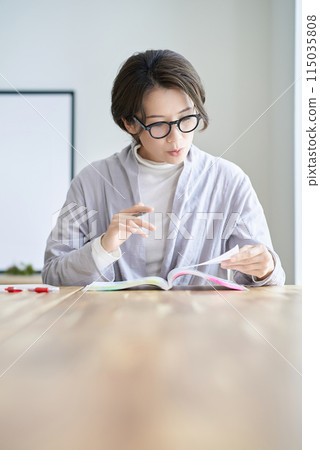 woman studying by text 115035808
