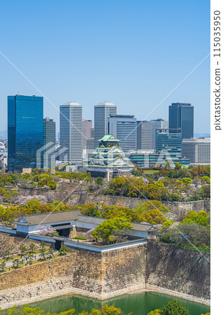 [Cityscape] Osaka Castle Park and the OBP buildings in spring [Osaka Castle Tower] 115035950