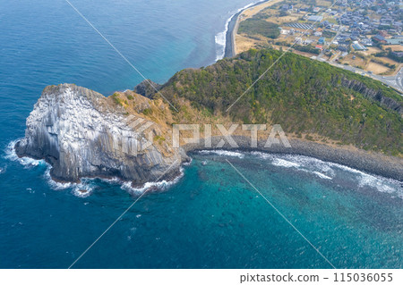 Aerial view of Keya no Daimon, a strangely shaped rock with columnar joints facing the Genkai Sea｜Drone shot｜Itoshima City, Fukuoka Prefecture 115036055