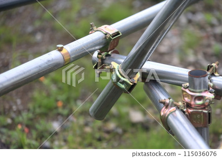 Single-pipe and clamp (temporary fencing at construction site) 115036076