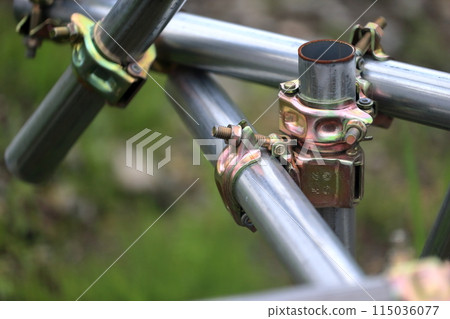 Single-pipe and clamp (temporary fencing at construction site) 115036077