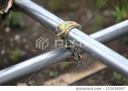 Single-pipe and clamp (temporary fencing at construction site) 115036097