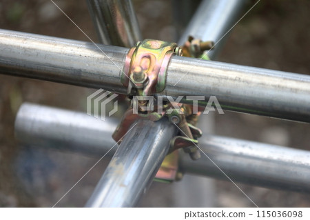 Single-pipe and clamp (temporary fencing at construction site) 115036098