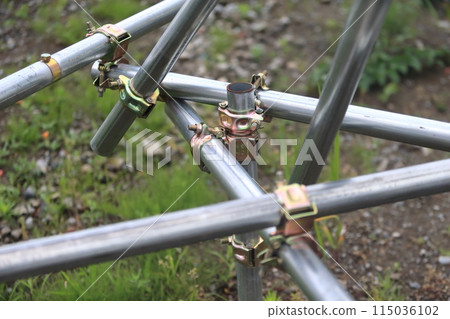 Single-pipe and clamp (temporary fencing at construction site) Single-pipe and clamp (temporary fencing at construction site) 115036102