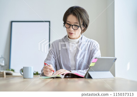 在室內工作的女人 115037313