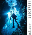 剪影潛水員在水下洞穴中享受水肺潛水 115037554