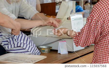 The cashier handing over the change 115037568