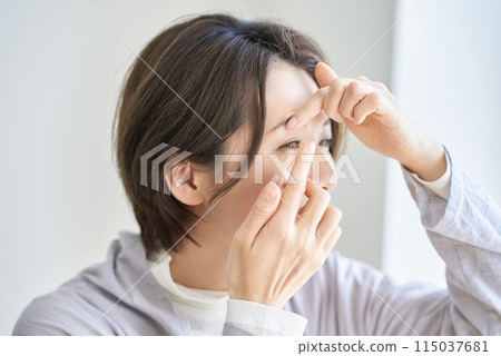 Women wearing contact lenses Women wearing contact lenses 115037681