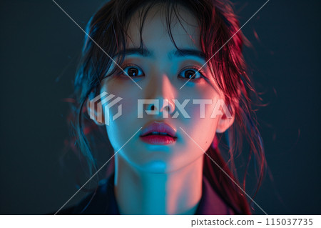 暗房中一位年輕女商人的面部表情特寫“AI 生成圖像” 115037735
