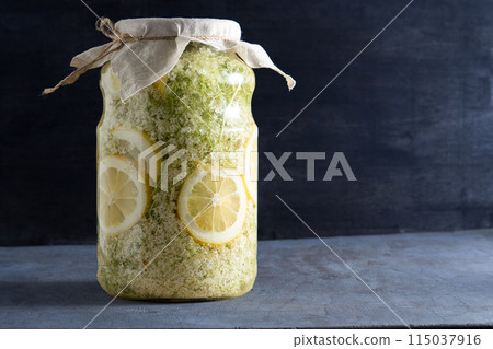 Elder flowers drink glass. White flower shrub. Harvesting buds for making syrup and drink. Cooking drinks. Elder flowers drink glass. White flower shrub. Harvesting buds for making syrup and drink. Cooking drinks. 115037916