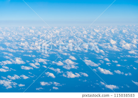 從飛機上看到的天空和雲彩風景 從飛機上看到的天空和雲彩風景 115038583
