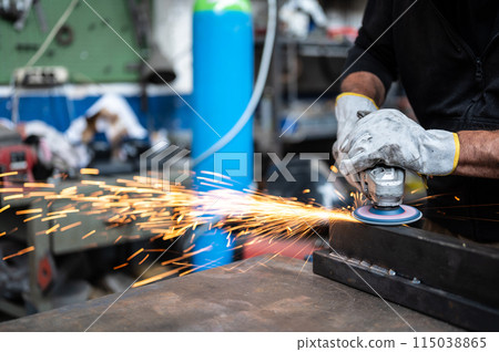 Using the flexible disc grinder on a metal bar Using the flexible disc grinder on a metal bar 115038865
