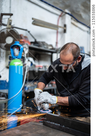 Using the flexible disc grinder on a metal bar Using the flexible disc grinder on a metal bar 115038866