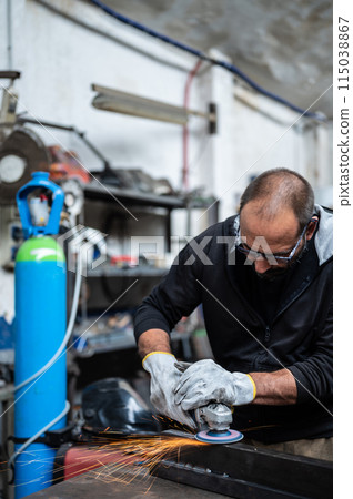 Using the flexible disc grinder on a metal bar Using the flexible disc grinder on a metal bar 115038867