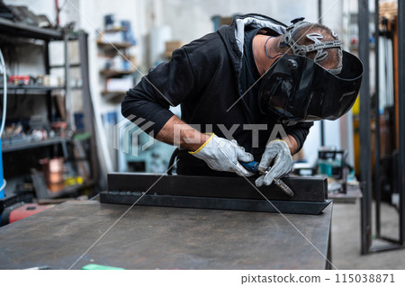 Performing a weld Performing a weld 115038871