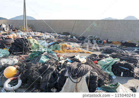 Marine debris washed up on the beach has become a social problem 115040243