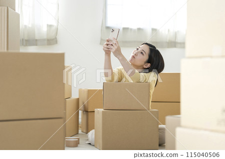 Moving image: Young woman holding a smartphone 115040506