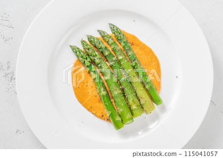 Asparagus with romesco sauce 115041057